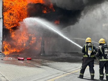 حريق يلتهم محلين تجاريين بحي الفيصلية في تبوك