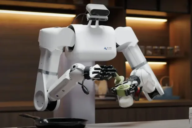 روبوت صيني يطبخ وينظف ويركض أفضل من الإنسان