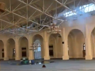 لحظة انهيار سقف جامع الظهران القديم بالدمام