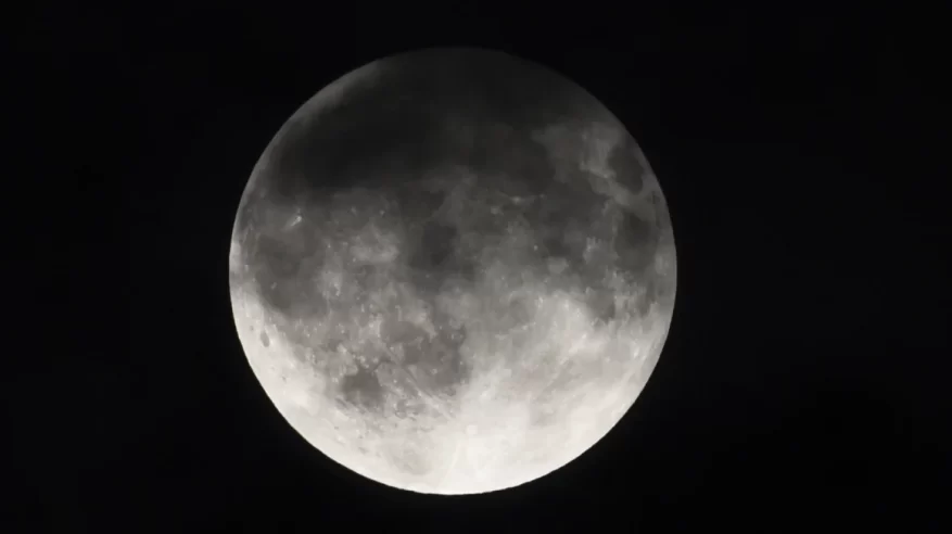 قمر الحليب.. عشاق الفلك على موعد مع ظاهرة جميلة ليل الخميس