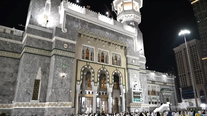 897 موظفًا على أبواب المسجد الحرام يستقبلون ضيوف الرحمن