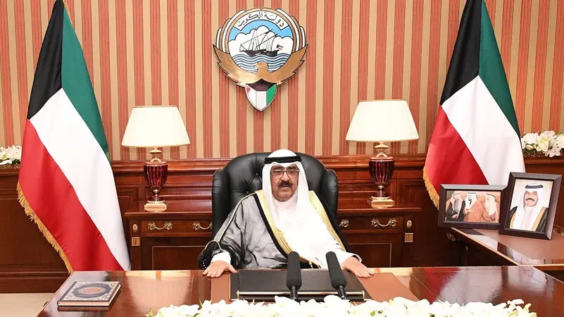 أمير الكويت يعلن حل مجلس الأمة وتعليق بعض مواد الدستور