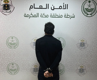 القبض على مقيم لإشعاله النار في مركبتين بمكان عام بمكة 