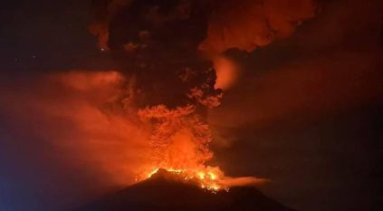لقطات مذهلة للبرق البركاني في إندونيسيا بعد الثوران