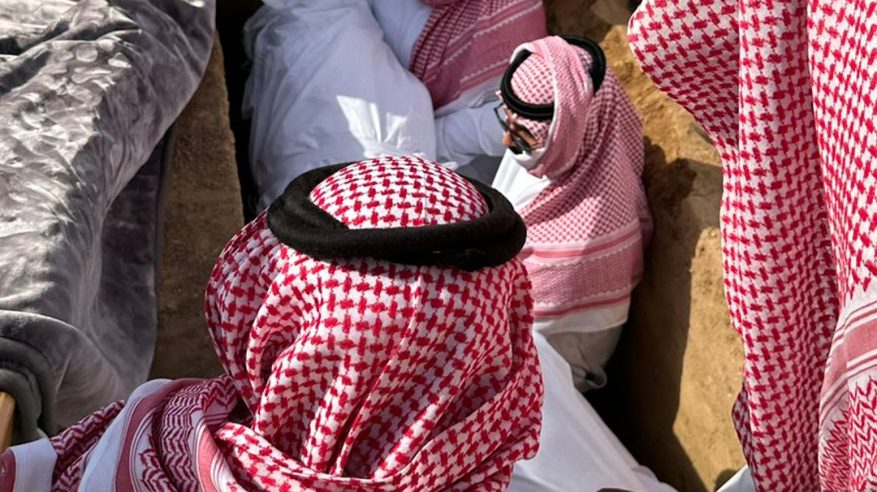 جثمان الأمير بدر بن عبدالمحسن يوارى الثرى في مقبرة العود