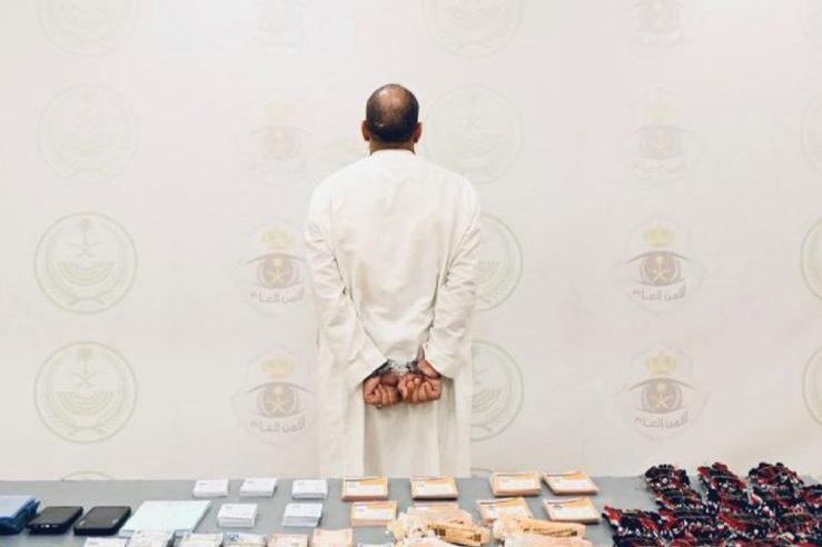 القبض على مقيم لترويجه حملة حج وهمية ومضلّلة بغرض النصب والاحتيال