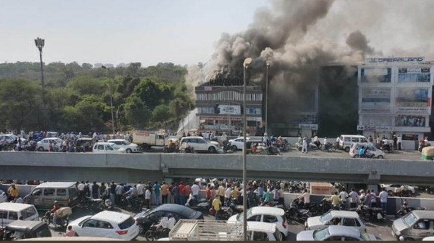 لحظة اشتعال النيران في مدينة ملاهي بالهند ومقتل 27 شخصاً