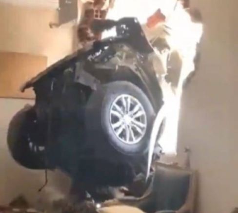 سيارة تقتحم منزلاً وتحطم جدرانه في جازان