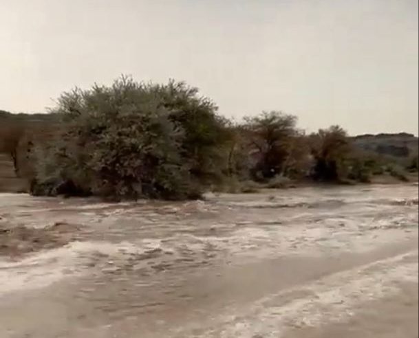 لقطات لجريان سيول وادي بن هشبل في عسير
