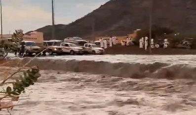 لقطات لجريان السيول الهادرة في بيشة