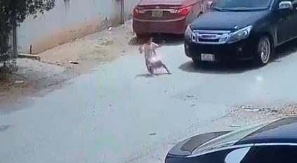 لحظة نجاة طفلة من حادثة دهس على أحد الطرق