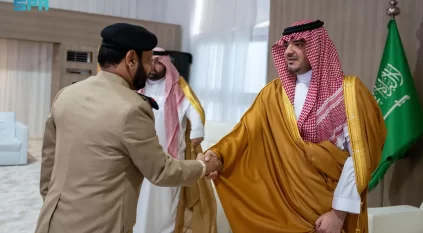 عبدالعزيز بن سعود يلتقي القيادات الأمنية في جازان