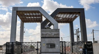 إسرائيل تسيطر على معبر رفح على الحدود مع مصر