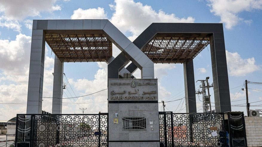إسرائيل تسيطر على معبر رفح على الحدود مع مصر