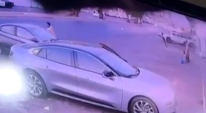 مواطن ينقذ طفلة تحركت بها السيارة بعد أن تركتها والدتها قيد التشغيل