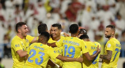 النصر يتقدم على الأخدود بثنائية رونالدو وبروزوفيتش