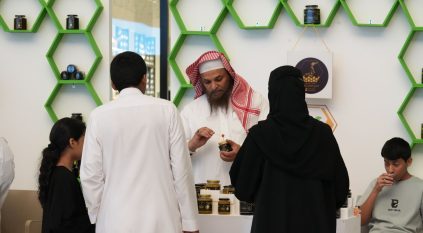 نحالو تبوك ومزارعوها يستعرضون أجود منتجاتهم بمهرجان العسل والمنتجات الزراعية الثاني
