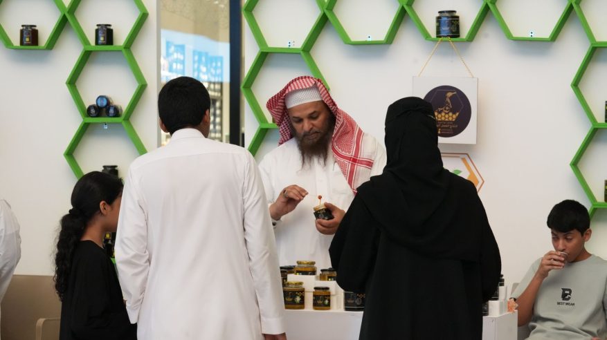 نحالو تبوك ومزارعوها يستعرضون أجود منتجاتهم بمهرجان العسل والمنتجات الزراعية الثاني