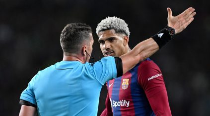 4 أندية أوروبية تُراقب مدافع برشلونة