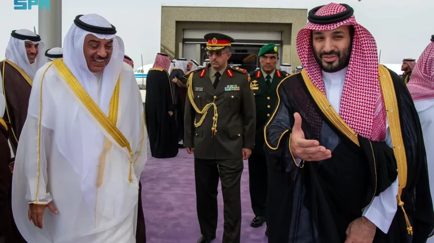 الأمير محمد بن سلمان يستقبل ولي عهد الكويت لدى وصوله جدة