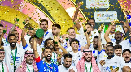 شاهد .. لقطات منوعة من احتفال نجوم الهلال بالتتويج بـ كأس خادم الحرمين الشريفين