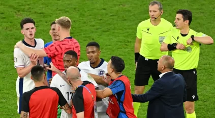 شاهد .. ديكلان رايس يعتدي على مدرب سلوفاكيا بعد تأهل إنجلترا
