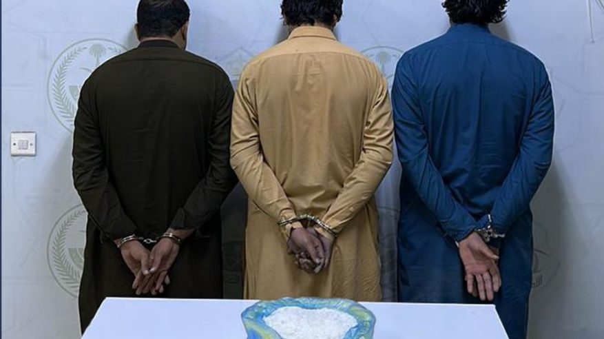 لحظة القبض على 3 مقيمين روجوا الشبو بالطائف