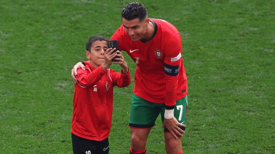 بسبب Selfie مع رونالدو .. اليويفا يفتح تحقيقًا بعد اقتحام ملعب مباراة تركيا ضد البرتغال