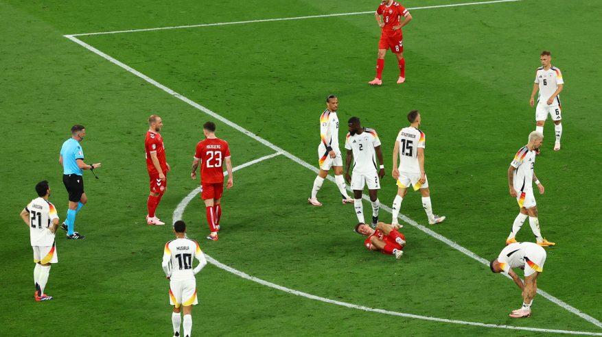 شاهد .. إيقاف مباراة ألمانيا والدنمارك لسوء الأحوال الجوية