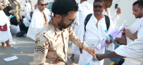 انتهى الحج وبقي الأثر.. مشاهد توثق جهود السعوديين لخدمة ضيوف الرحمن