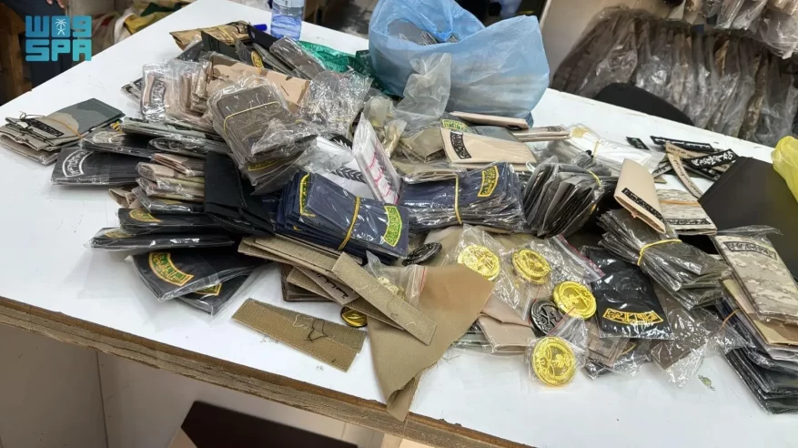 ضبط رتب وشعارات مخالفة في محال بيع وخياطة الملابس العسكرية بالرياض 