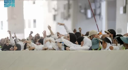 حجاج بيت الله الحرام يرمون اليوم الجمرات الثلاث في أول أيام التشريق