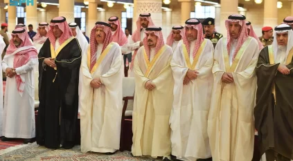 فيصل بن بندر يؤدي صلاة الميت على الأميرة هدى بنت عبدالله الفيصل