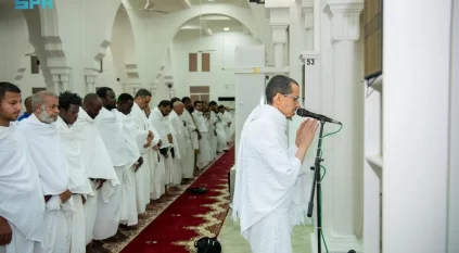 الحجاج يؤدون صلاتي المغرب والعشاء بمزدلفة