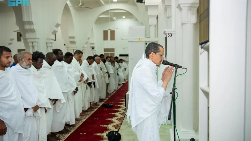 الحجاج يؤدون صلاتي المغرب والعشاء بمزدلفة