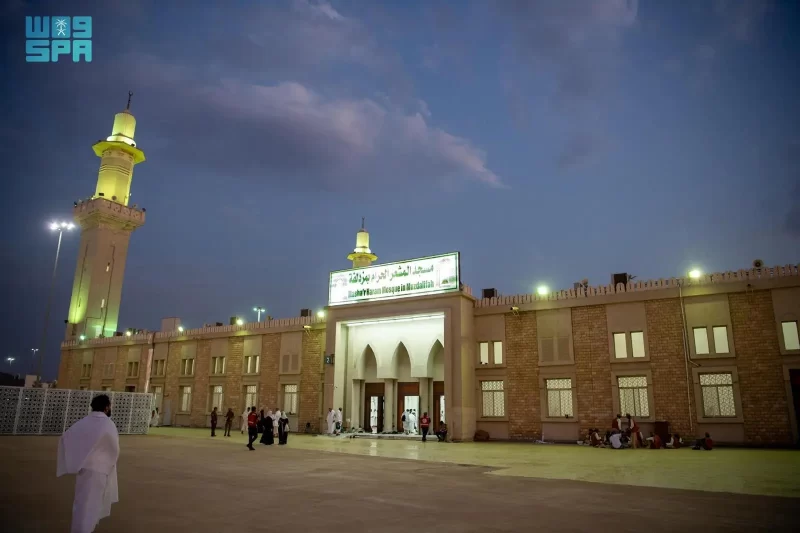 الحجاج يؤدون صلاتي المغرب والعشاء بمزدلفة