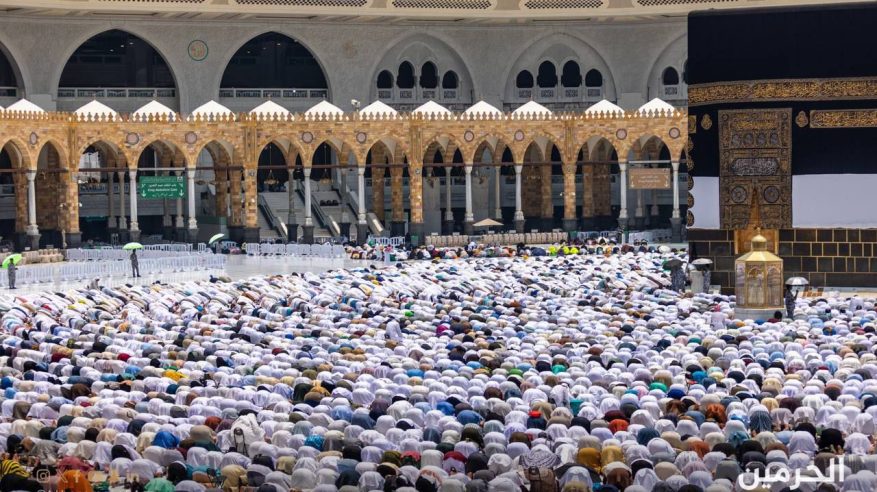 الإنسان أولًا .. تخفيف خطبتي الجمعة في الحرمين الشريفين يحمي المصلين ويمنع الضرر