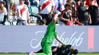 سقوط الحكم المساعد في مباراة بيرو وكندا يُثير القلق