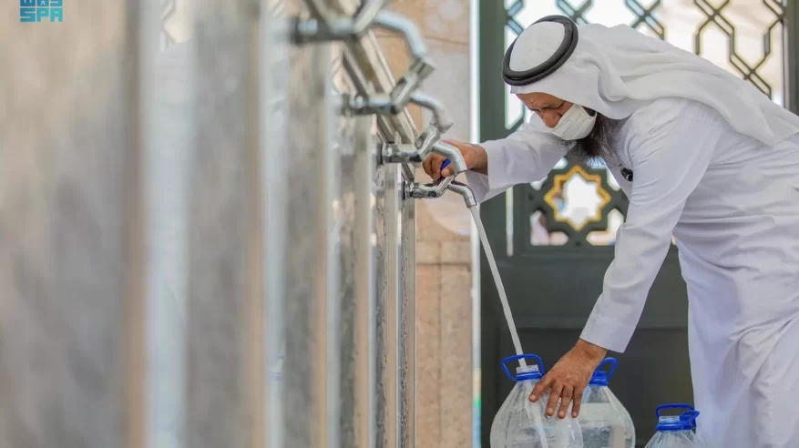 183 طنًا من مياه زمزم لسقيا المصلين بالمسجد النبوي اليوم 