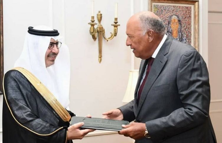 سفير السعودية لدى القاهرة يسلّم أوراق اعتماده لوزير الخارجية المصري