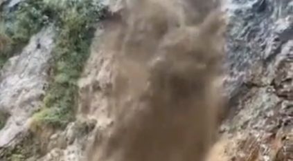 لقطات لهطول الأمطار وتدفق الشلالات برجال ألمع