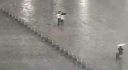 بالفيديو.. صاعقة رعدية تضرب زوجين في الصين