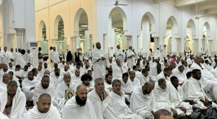 ضيوف الرحمن يؤدون صلاتي الظهر والعصر جمعًا وقصرًا بمسجد نمرة