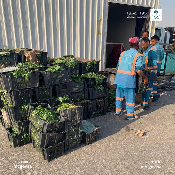 ضبط 1170 كجم من الخضروات التالفة بسوق الدمام المركزي