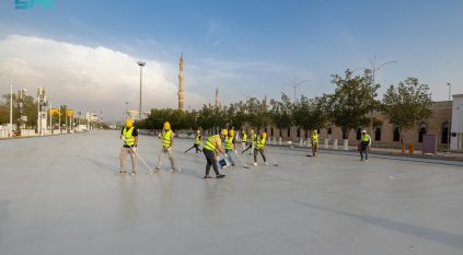 طلاء الأرض قرب مسجد نمرة لتخفيض درجات الحرارة