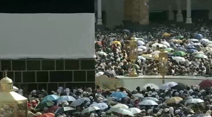 ضيوف الرحمن يواصلون أداء طواف الوداع ثالث أيام التشريق