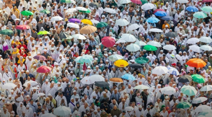 ضيوف الرحمن يملؤون جنبات صحن المطاف في ثالث أيام التشريق