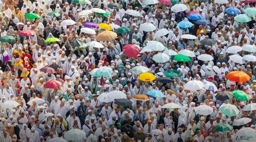 ضيوف الرحمن يملؤون جنبات صحن المطاف في ثالث أيام التشريق