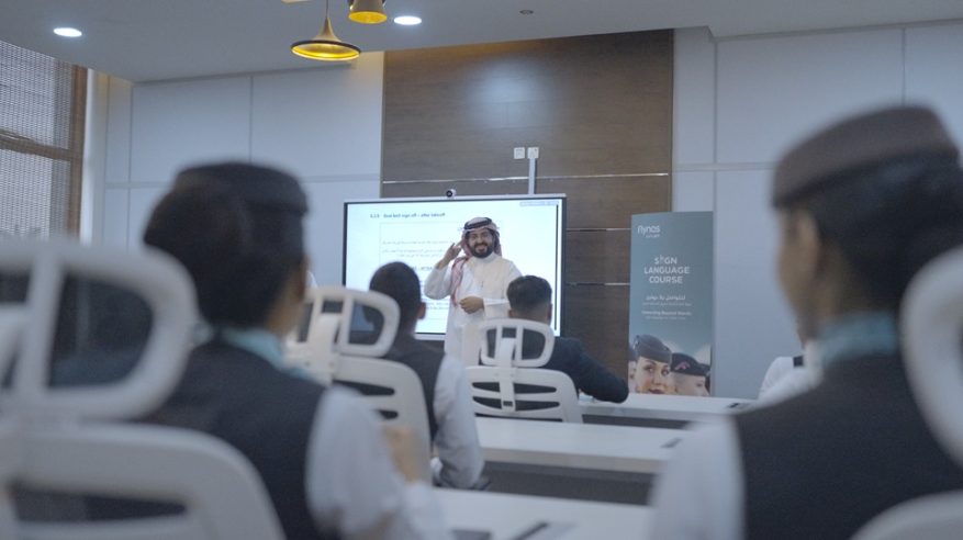 طيران ناس يطلق أول برنامج بالمملكة لتأهيل طواقم الضيافة الجوية للتواصل بلغة الإشارة