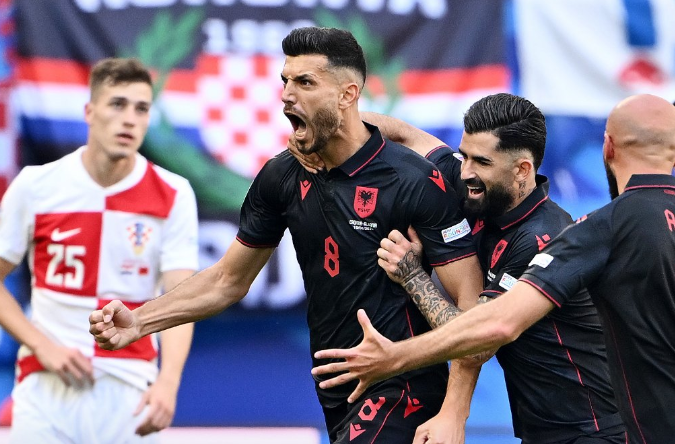 شاهد .. الحظ يخدم جياسولا في مباراة كرواتيا ضد ألبانيا